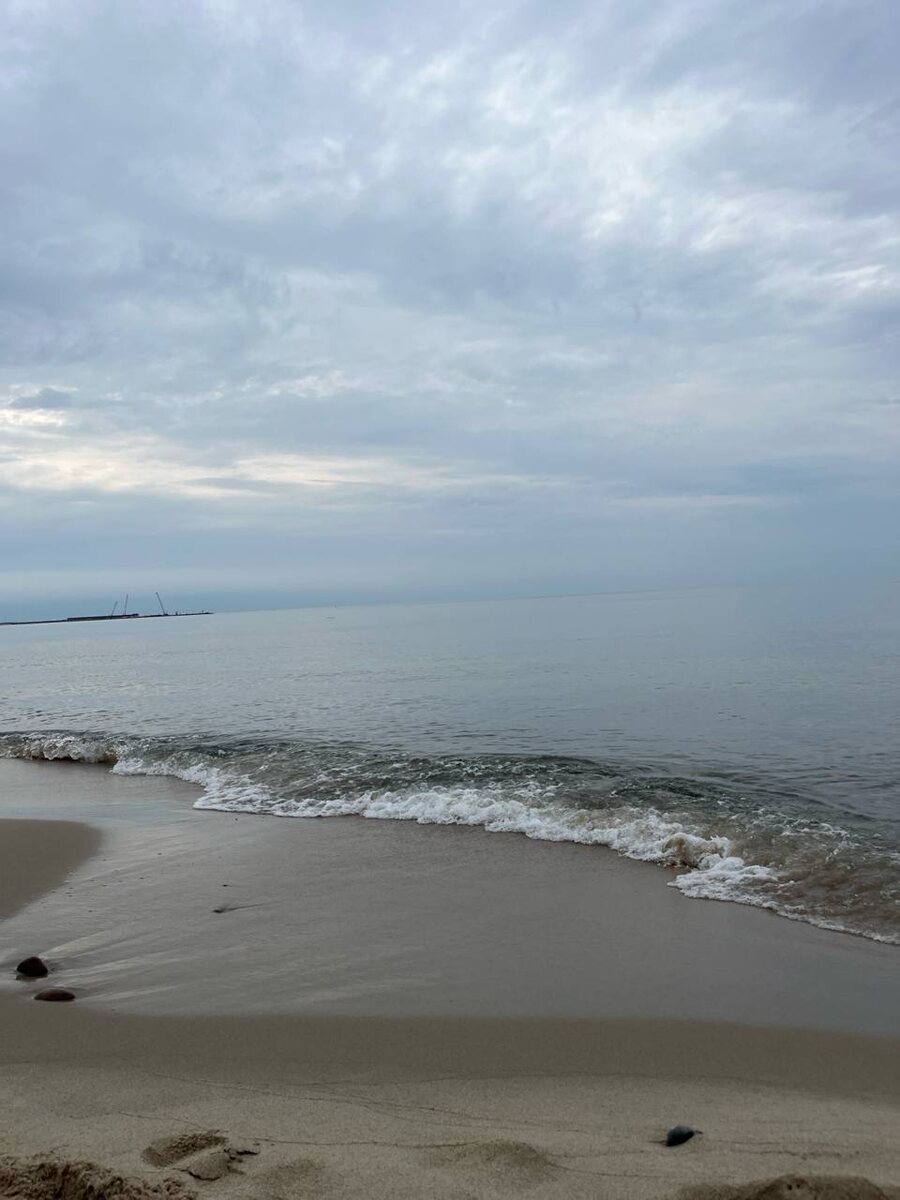 Заостровье… Место, где дикие пляжи встречаются с бескрайней морской гладью. А там вдалеке виден порт Пионерского.