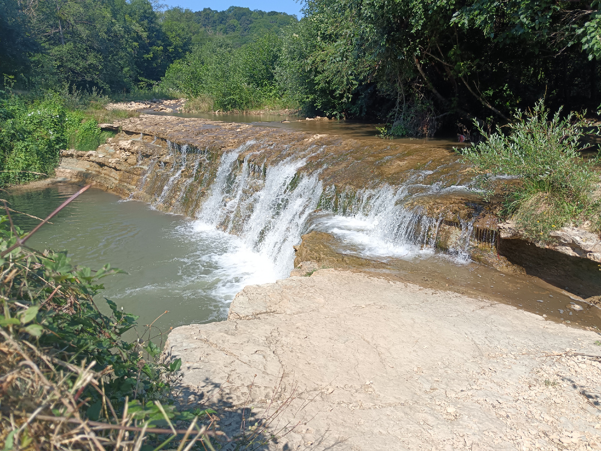 Водопад Бурун с чашей для купания