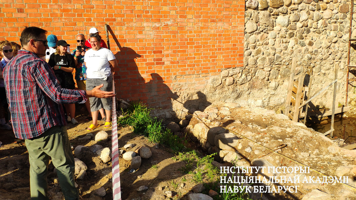 Госці фестываля каля падмуркаў Трэцяй вежы Крэўскага замка