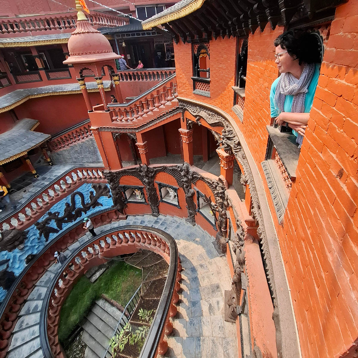 Вход в пещеру - внизу, в конце этой винтовой лестницы. Фото автора.