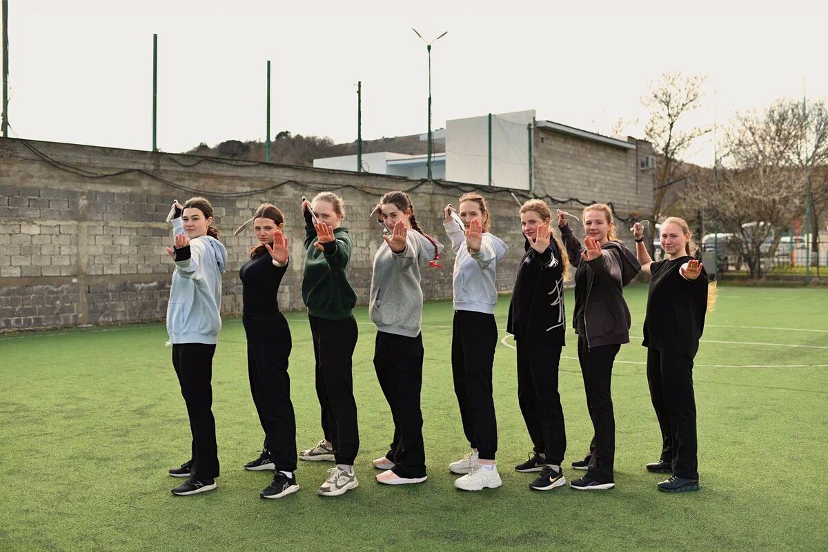 Ученицы Центра «Слово» на занятиях по фланкировке шашками