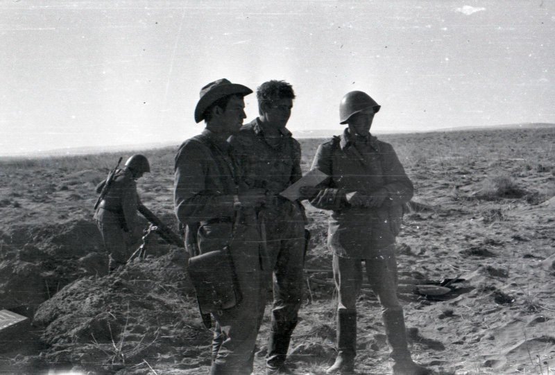 Рекогносцировка. Мой расчёт с БМ-37 окапывается в районе долины Сумбакарез, сентябрь 1985 года. В панаме - я, дальше мой комвзвода л-т Рушков.