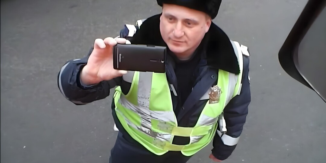 «Снимаем пароль с телефона и отдаем на проверку»: Рассказываю что делать, если инспектор ГАИшник требует телефон на осмотр