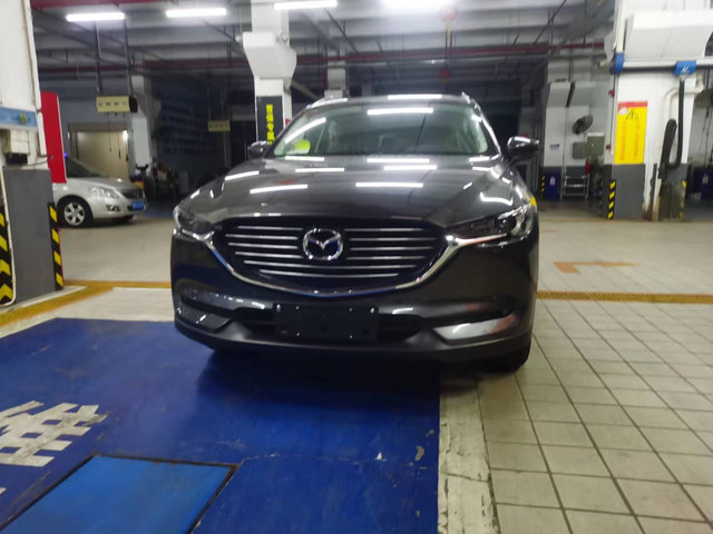 Фото 2. Вид с переди на Mazda CX-8.