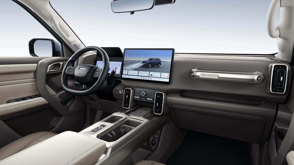 Появился двухспицевый руль, а привычную шайбу переключения передач заменили на подрулевой рычажок. 