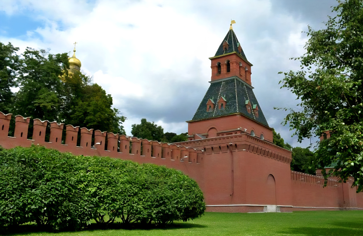 Тайницкая башня Московского Кремля.