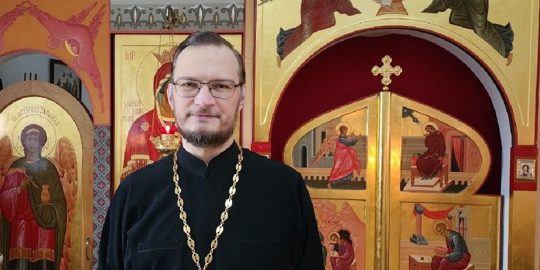 К алтарю можно поворачиваться спиной?