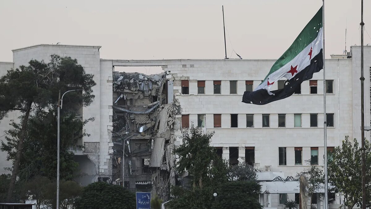   Ghaith Alsayed / AP- Здание Министерства обороны Сирии повреждено после предполагаемых израильских авиаударов в Дамаске, Сирия