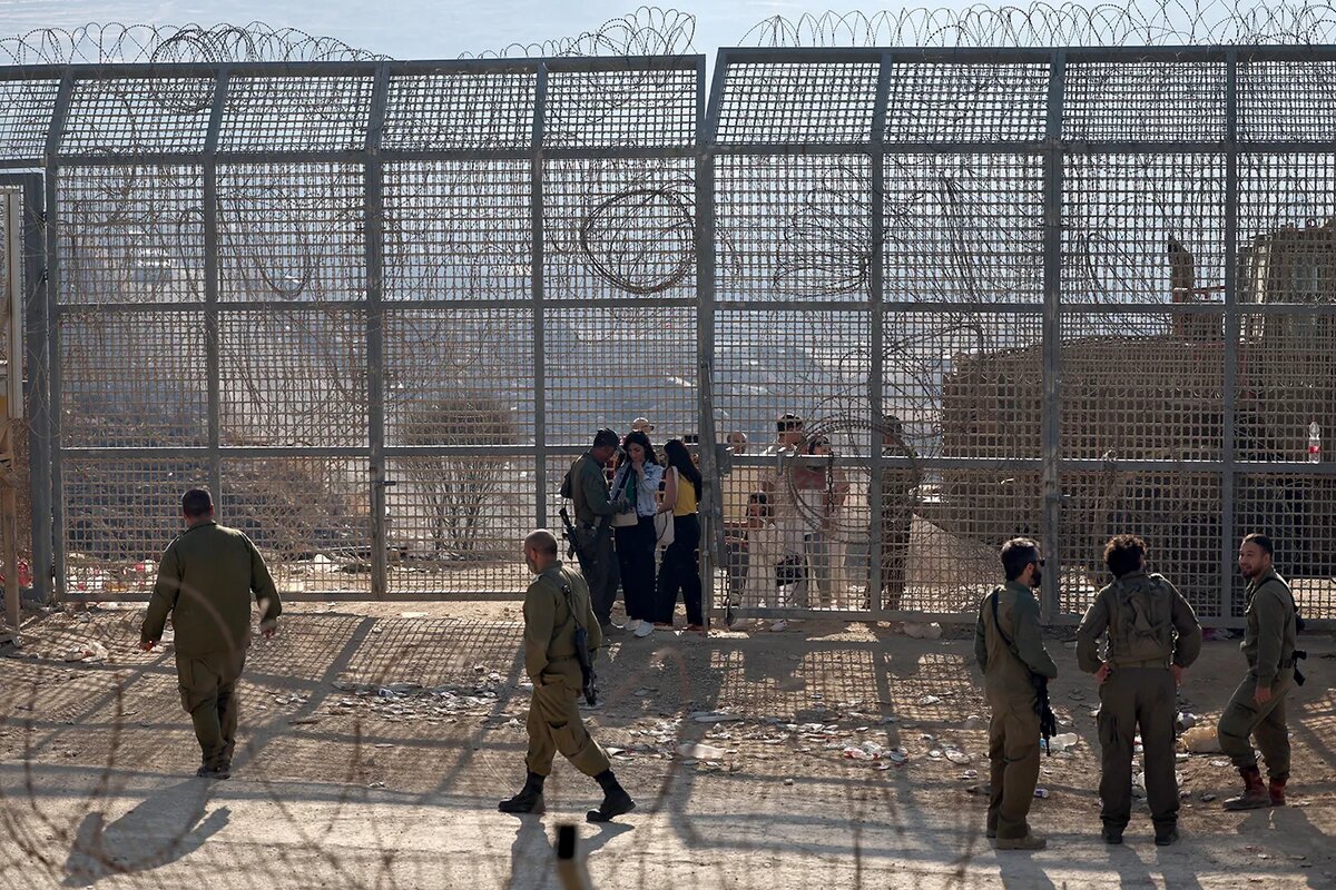   Семьи сирийских друзов пересекают границу между израильскими Голанскими высотами и Сирией 
Atef Safadi / EPA / TASS