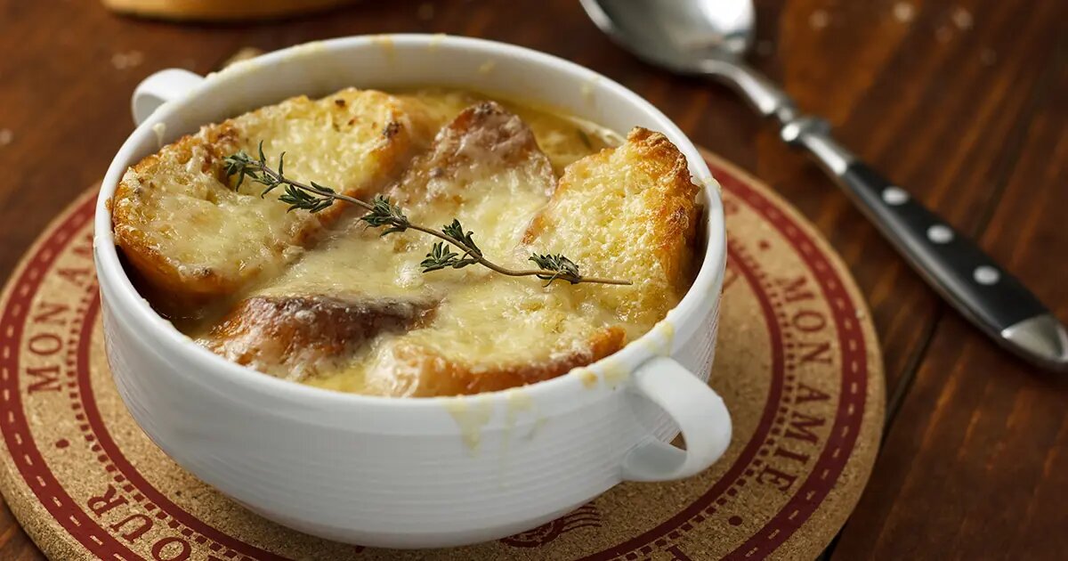 Один из вариантов подачи:сверху супа-гренки с сыром и веточка свежего тимьяна...