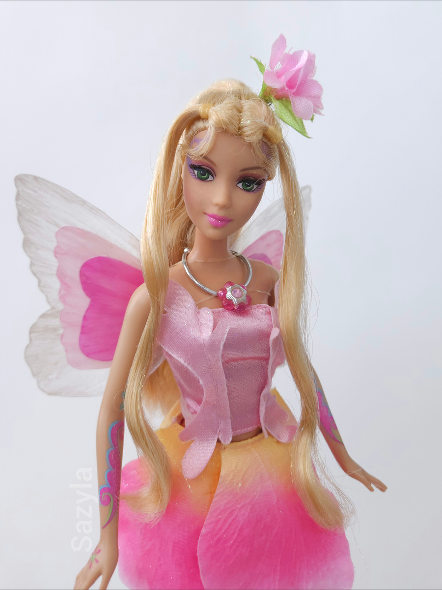 У куклы печатные узоры на лице и руках и прошитые ресницы. Выпуски по другим фильмам таким уже похвастаться не могли