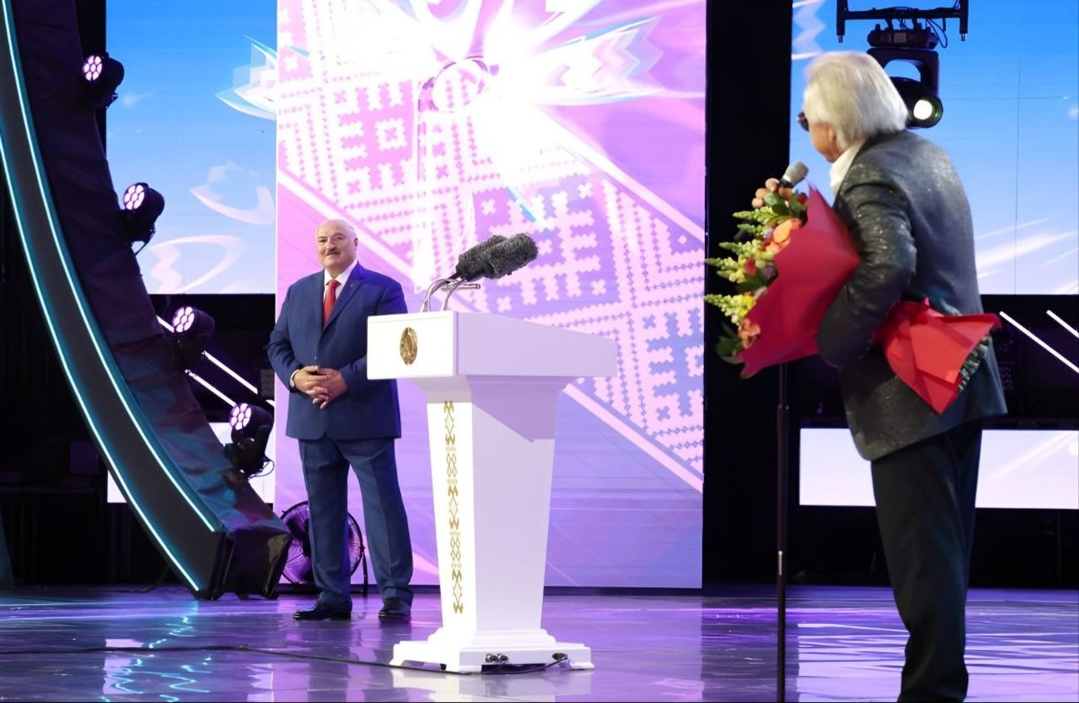 А президент РБ Лукашенко вручил Юрию Антонову специальную награду "Через искусство - к миру и взаимопониманию". Фото: vesti.by