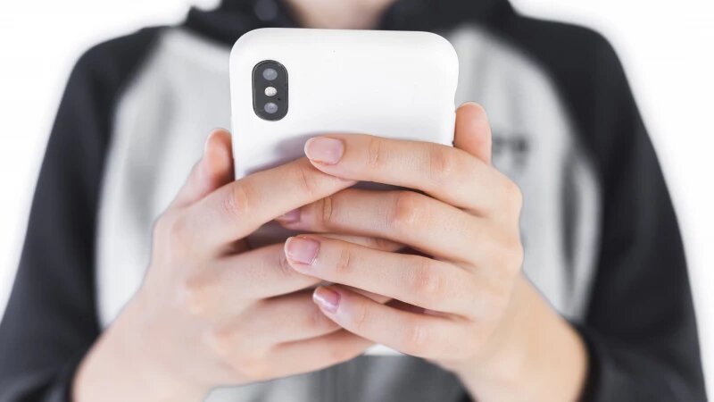     Женщина держит смартфон в руках. Фото: ru.freepik.com, автор freepik.