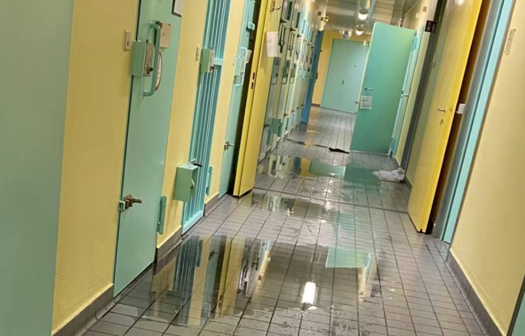 В центре сбора заключенных на Темпельхофер Дамм сточные воды давят вверх © GdP