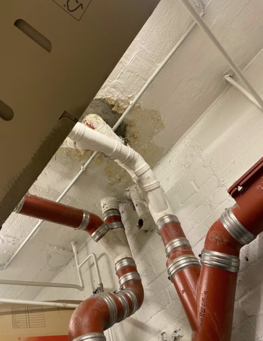 Нечистоты: раздевалка с прорванной канализационной трубой в Управлении 1 © GdP