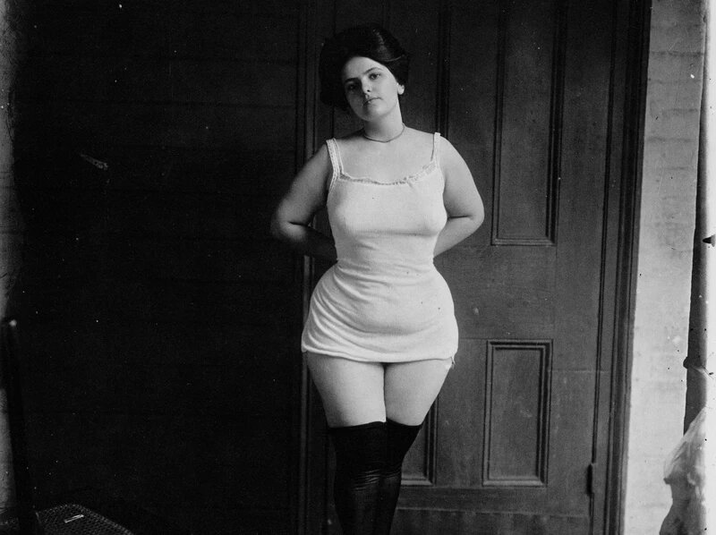 Фото Яндекс.картинки. Дама с пониженной социальной ответственностью из Парижу. Начало прошлого века. Это уже искусство, так что цензуре не подлежит.