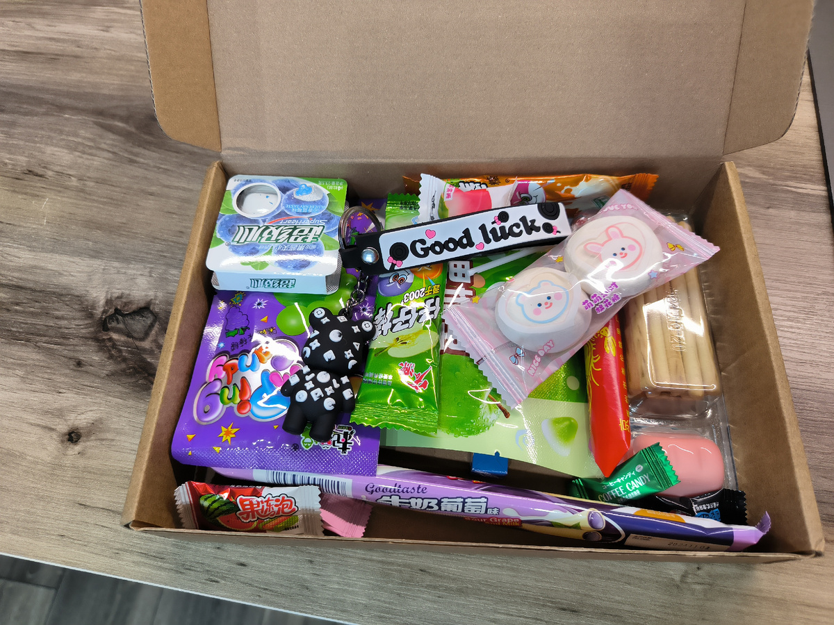 Китайские вкусняшки и брелок в коробке 