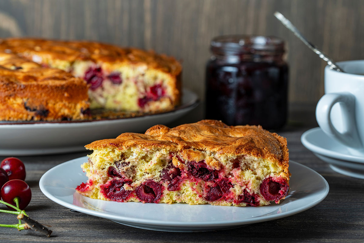 Заливной пирог с вишней. Источник: Shutterstock📷
