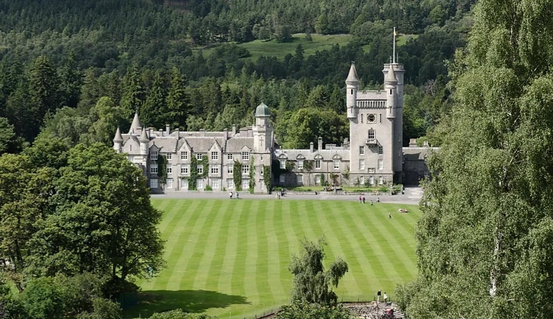Замок Балморал, расположенный среди лесов, вересковых пустошей и сельскохозяйственных угодий площадью 50 000 акров, является шотландской резиденцией королевской семьи с 1852 года (Фото: Alamy)