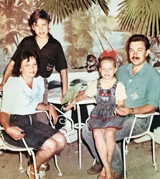 с родителями и сестрой