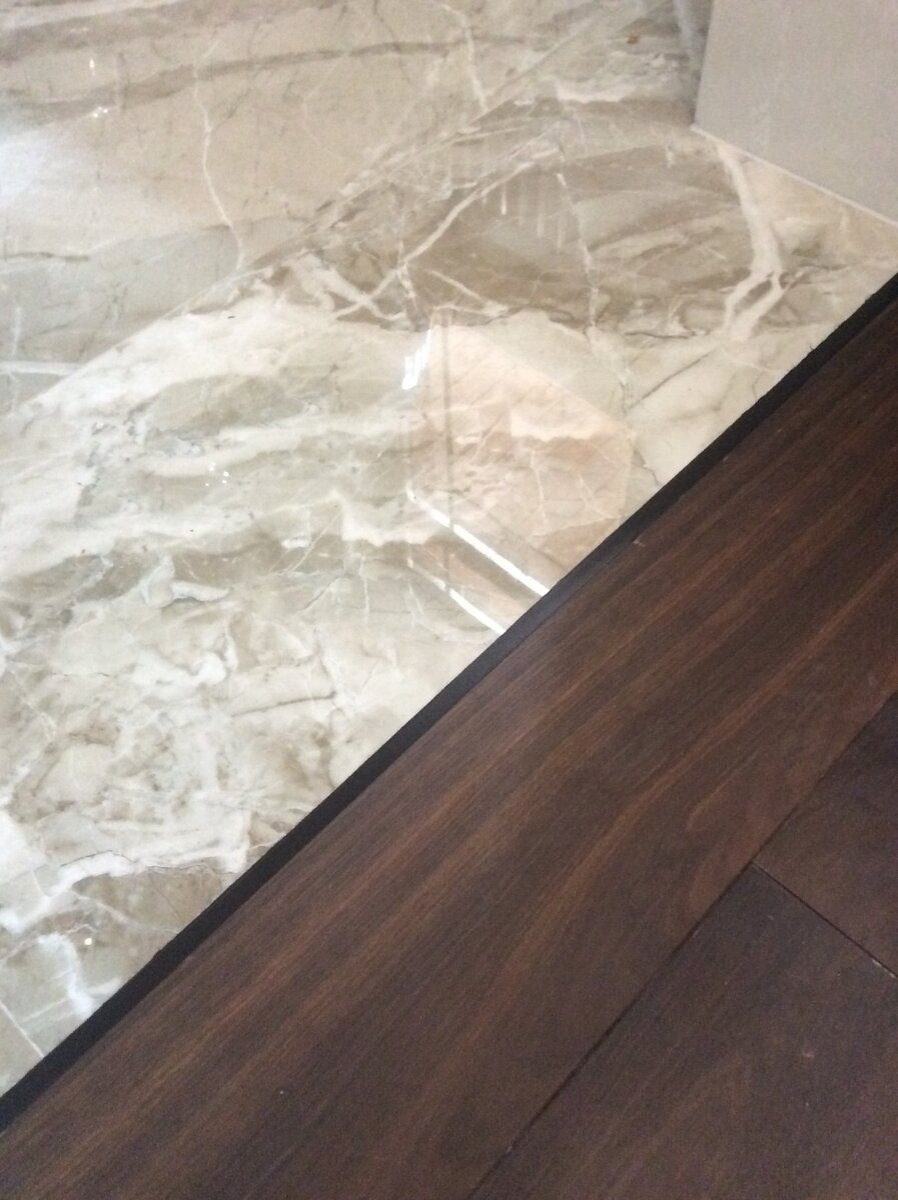 Стык дерева с плиткой