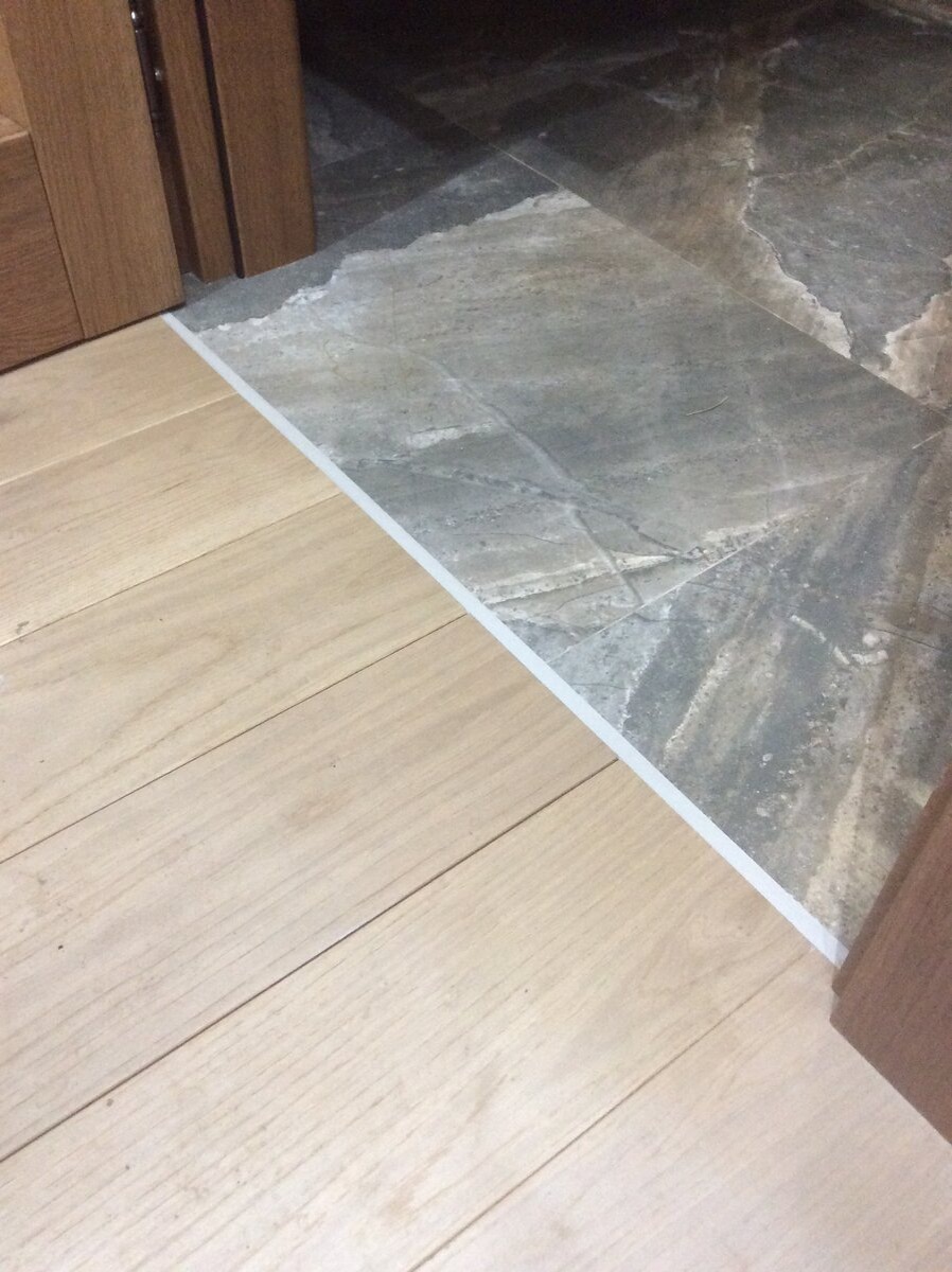 Фото стыка дерева с плиткой