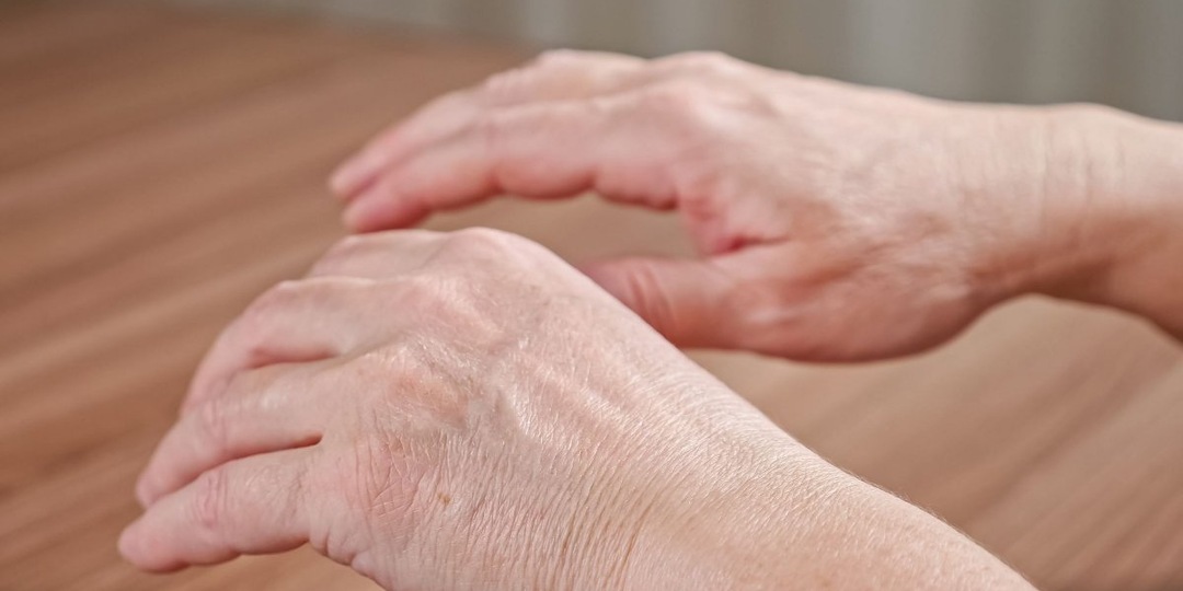 Что значит дрожь в руках — проблемы с мозгом или щитовидкой?