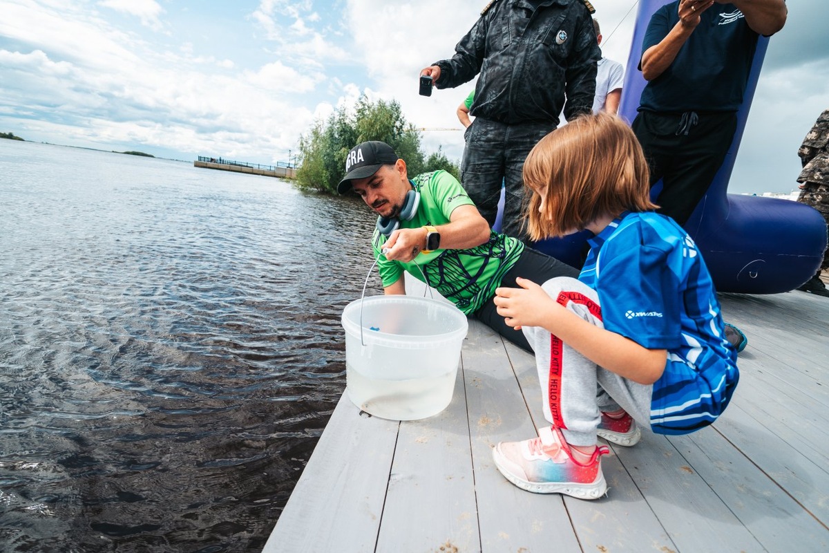    Участники X-WATERS Ugra в Ханты-Мансийске выпустили в Иртыш мальков муксуна