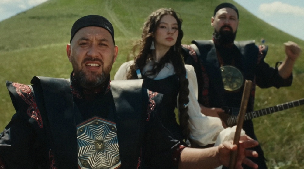     Кадр из клипа «Ural Vasyaty»