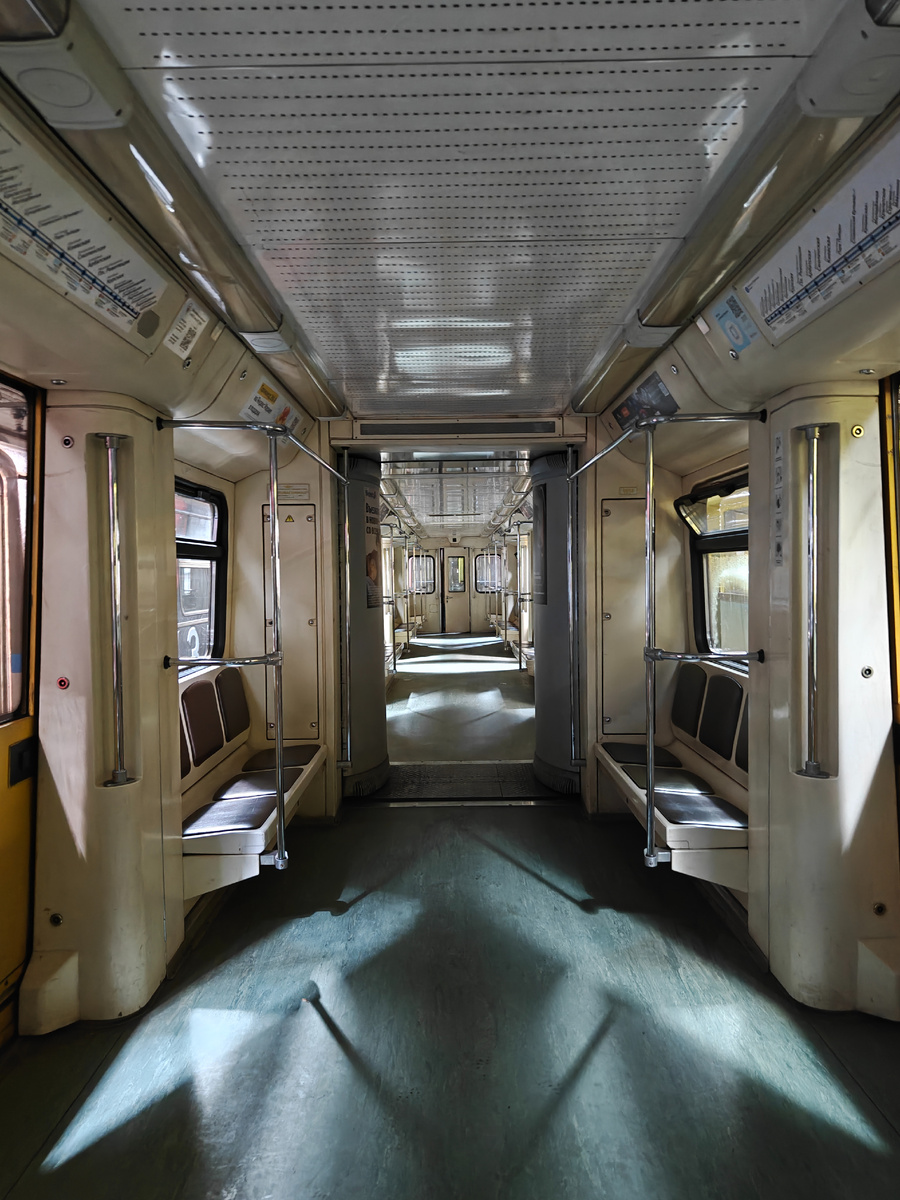 Пустой поезд в депо