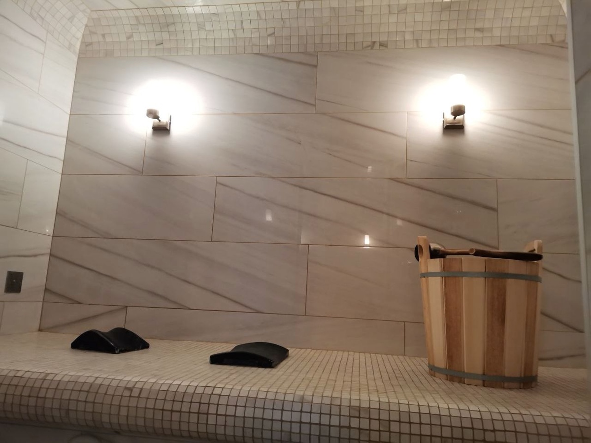 Параметры, которые важны
Температура: около 45 °C
Влажность: 15–40%
Время сеанса: 15–30 минут (по самочувствию)

Для сравнения:
▪ Финская сауна — до 110 °C, сухо
▪ Русская баня — до 80 °C и очень влажно

В «Бане Маслова» создаётся мягкий, устойчивый режим, который не истощает тело, а помогает ему восстанавливаться.