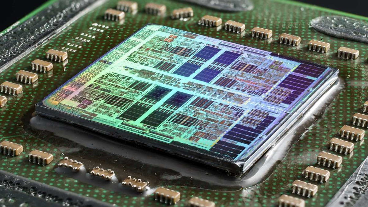 Примерно так выглядит современный процессор. Фотография в свободном доступе.