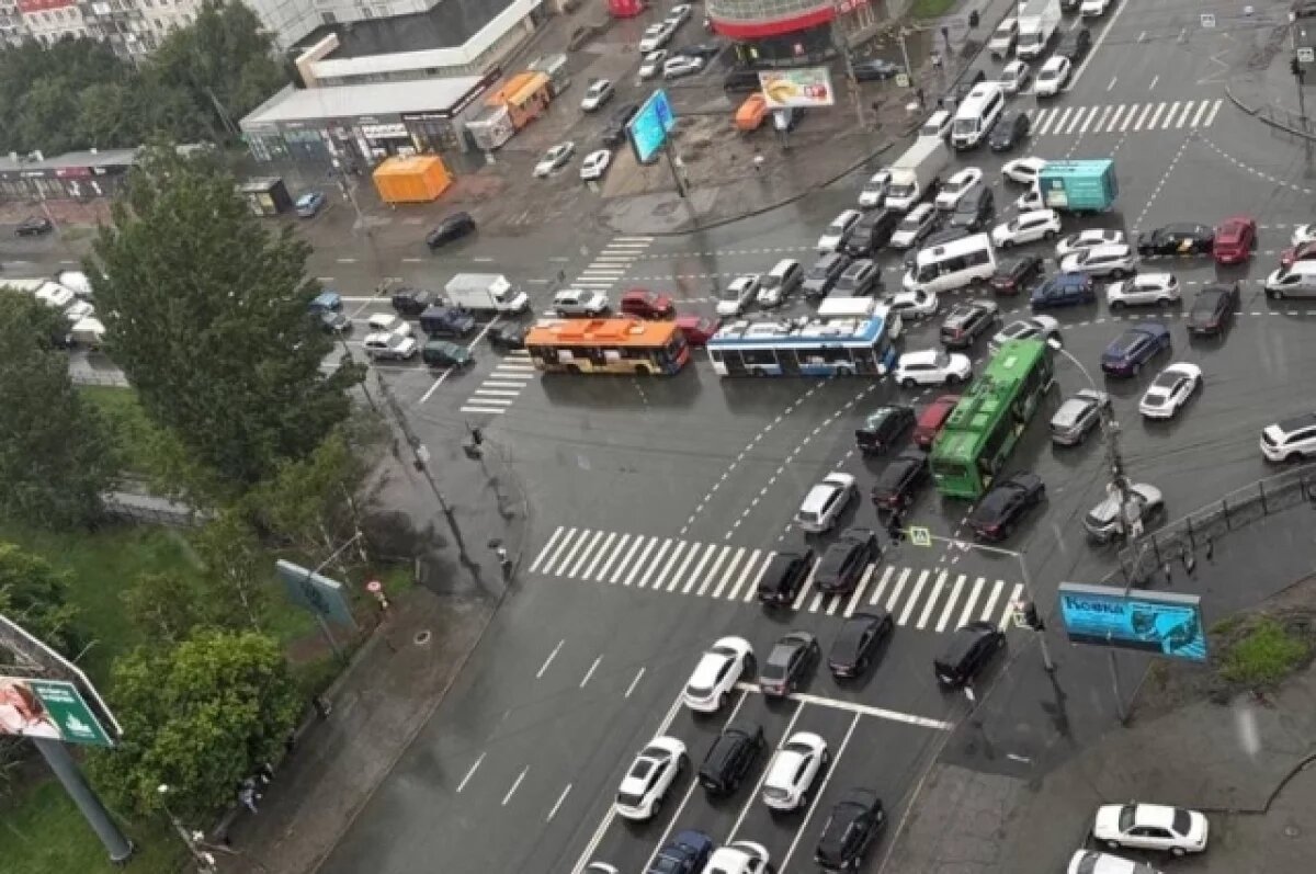    Огромные пробки сковали Новосибирск в пятницу вечером