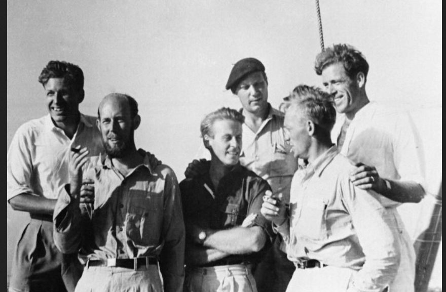 Экипаж «Кон-Тики». Слева направо: Кнут Хёугланн, Бенгт Даниельссон, Тур Хейердал, Эрик Хессельберг, Турстейн Робю и Герман Ватцингер