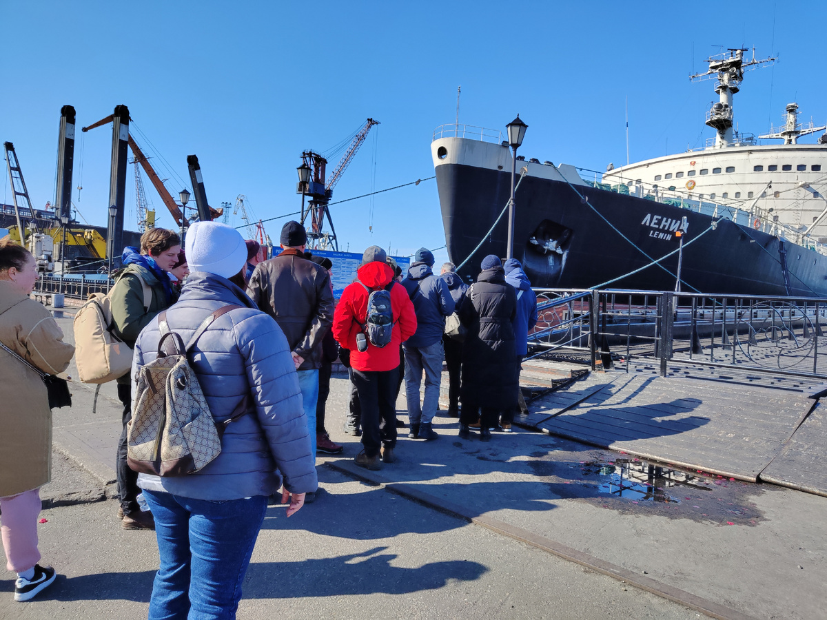 Мурманск. Очередь на ледокол "Ленин"