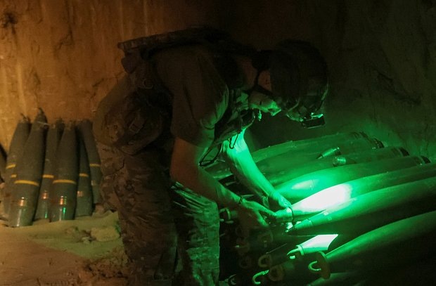    Военнослужащий 28-й бригады ВСУ со снарядами для самоходной гаубицы Paladin M109. Фото: Anatolii Stepanov / Reuters