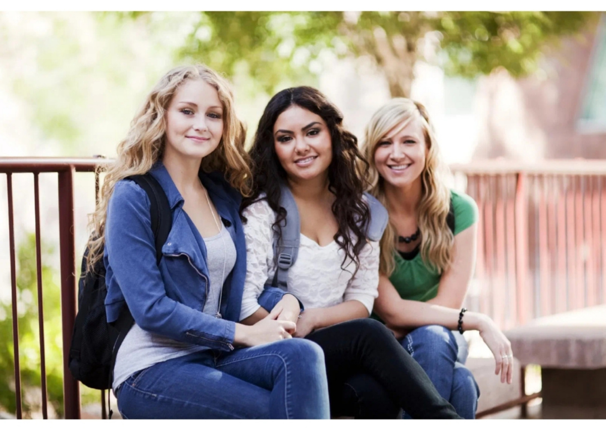 Три подруги в вузе..интернет
