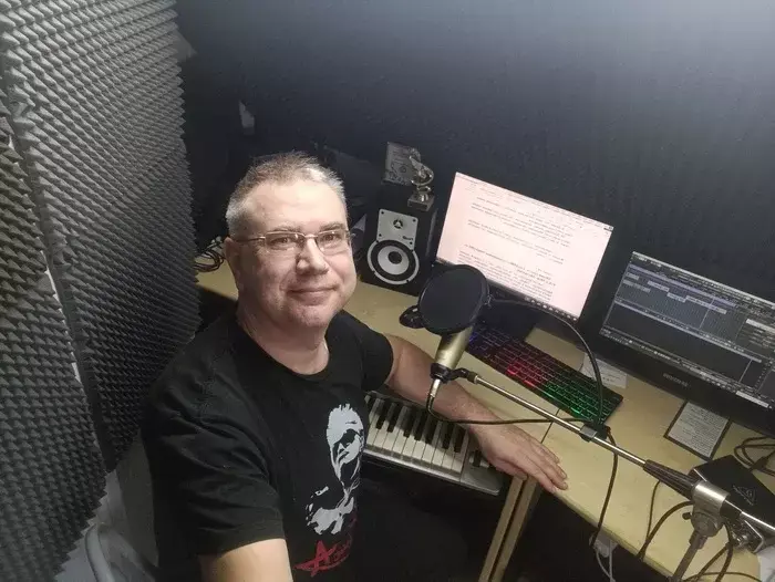 Николай за работой. Я его поймал в студии