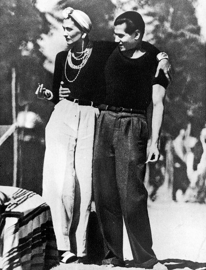 Коко Шанель в широких брюках мужского кроя. Сравните, например, крой брюк на ней и на ее спутнике - мне кажется, очень похожи.