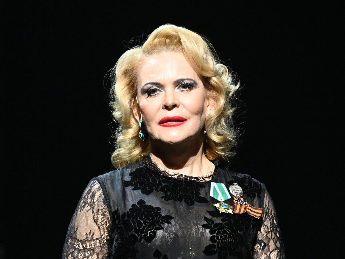    Актриса Алёна Яковлева в сцене из спектакля-концерта "Синий платочек" режиссера Антона Буглака в Московском академическом театре Сатиры© РИА Новости / Екатерина Чеснокова