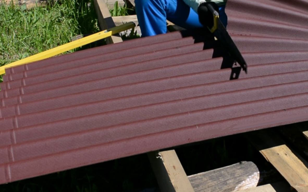 Разрезание листов Ондулина ножовкой