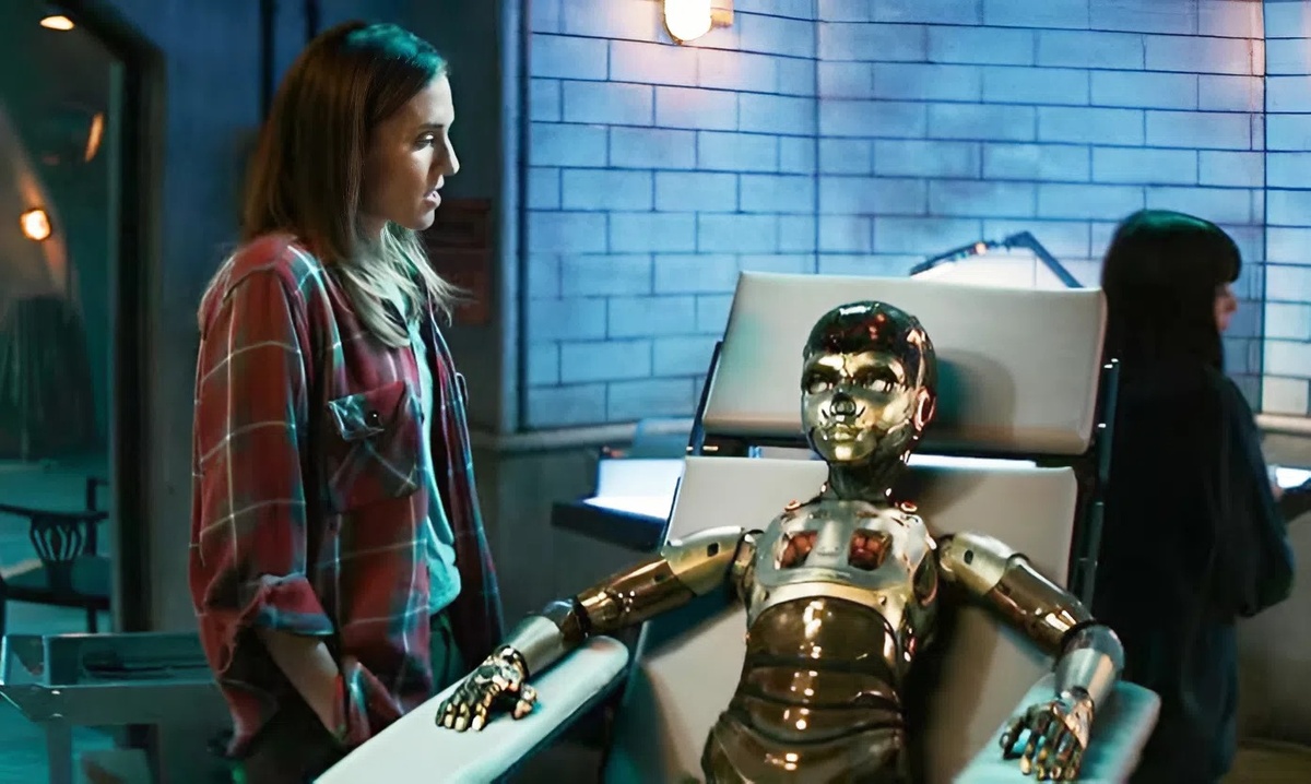 Кадр из фильма «M3GAN 2.0». Режиссер: Джерард Джонстоун. Производство: Atomic Monster, Blumhouse Productions, Divide / Conquer, New Zealand Film Commission, Universal Pictures