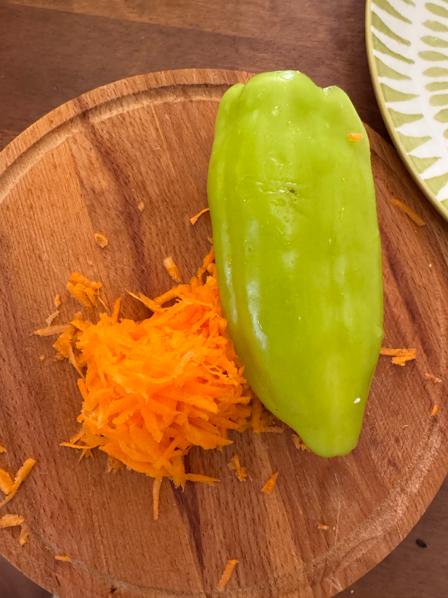 Чтобы морковь занимала примерно между третью и четвертью объема в начинке перца.