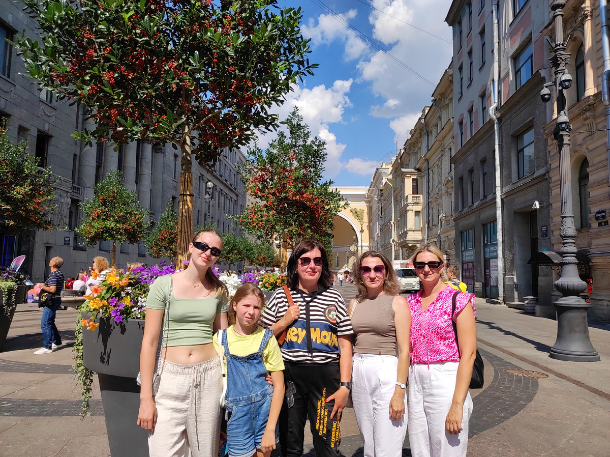 За нами арка с проходом на Дворцовую площадь