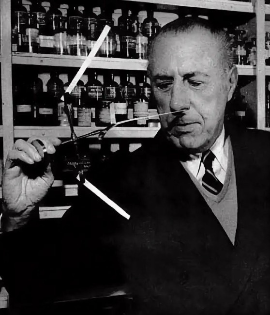 Английский парфюмер У. А. Паучер, автор книги «Парфюмерия, косметика и мыло», 1954 г.