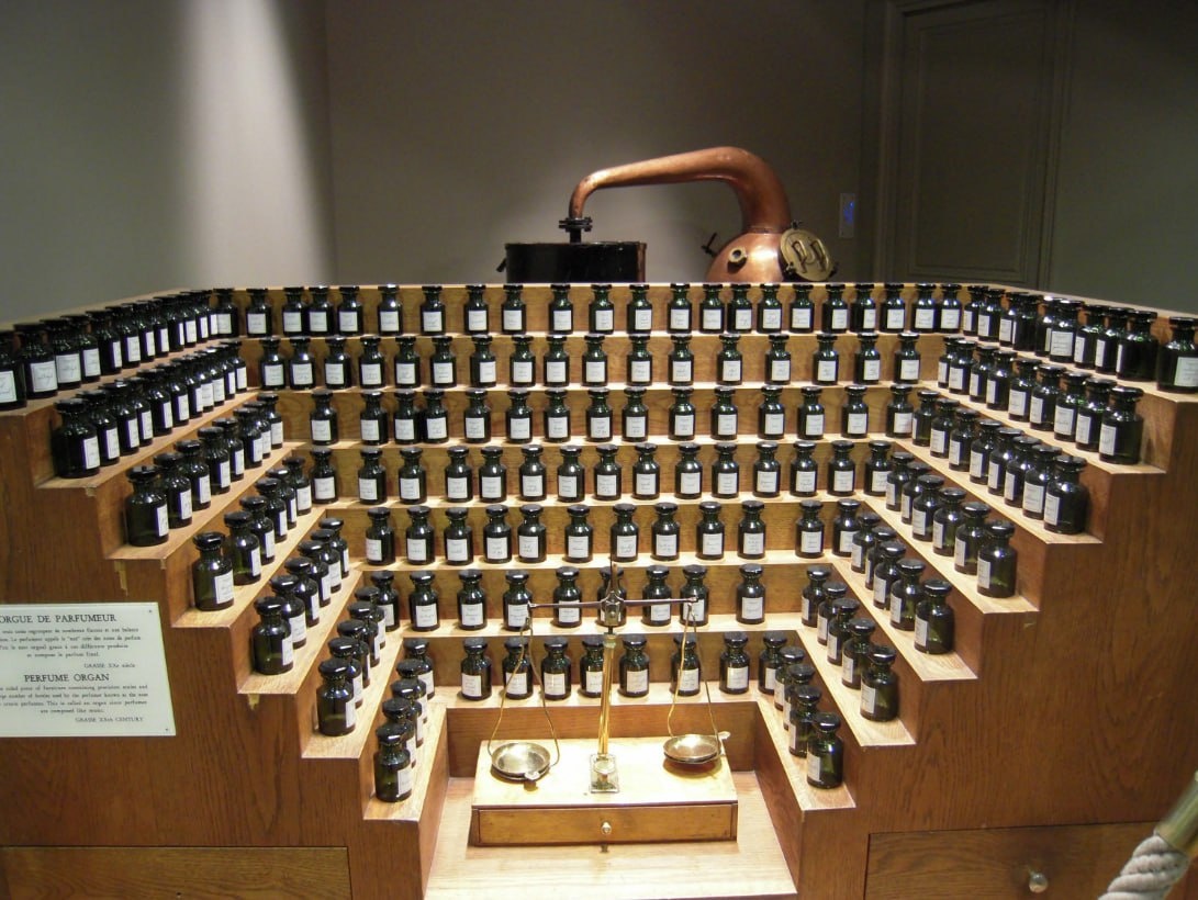 Так выглядит старинный парфюмерный орган. На нем расположено все по группам ароматов и только его создатель точно знает, где находится каждый его компонент!