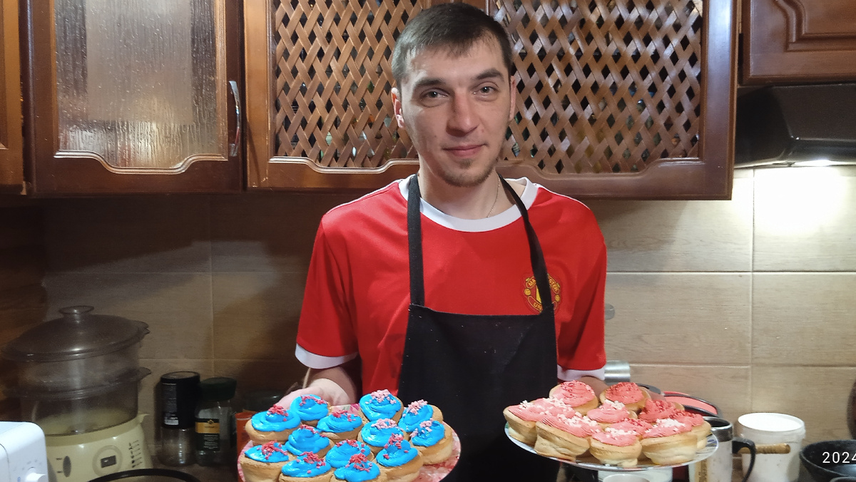 Алексей испёк кексы