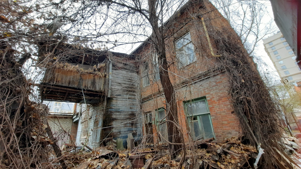 Вид со двора. В советское время была сделана деревянная пристройка.