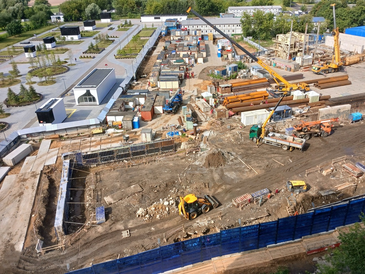 📷 1.1: Наращивается по высоте стена в грунте (ограждение будущего котлована) со стороны станции БКЛ. Здесь будут монтироваться тоннелепроходческие комплексы для строительства тоннелей в сторону станции «Курьяново».