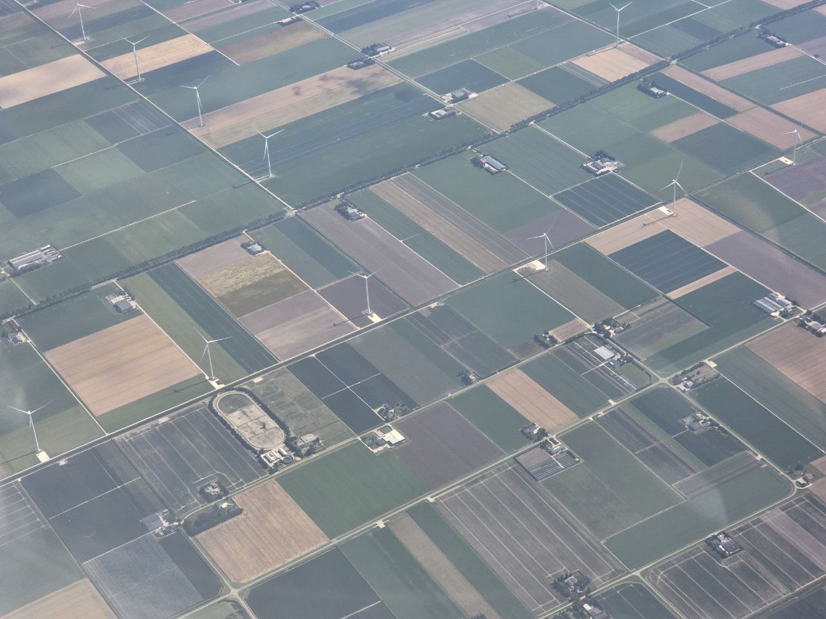 Много полей, каналов и ветрогенераторов. Фото: Голландец в России